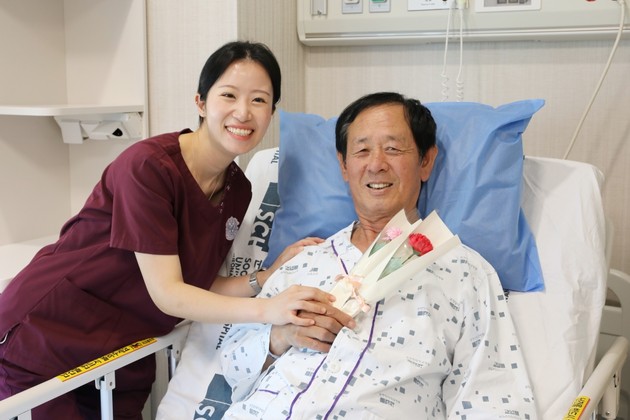 순천향대천안병원, 어버이날 맞아 입원 어르신에 카네이션 전달