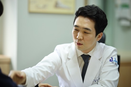 "나이 들면 다 아프지" 참다가 'O자' 다리까지…무릎 수명 갉아 먹는 '퇴행성 관절염'