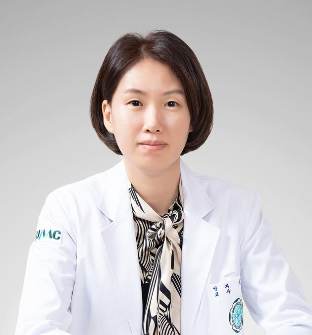 콘택트렌즈 끼고 물놀이, 괜찮을까?…각막염·시력저하 위험 높여