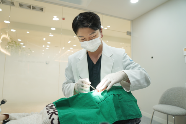 "앞니 임플란트, 심는 것보다 '어떻게 보이느냐'가 중요"