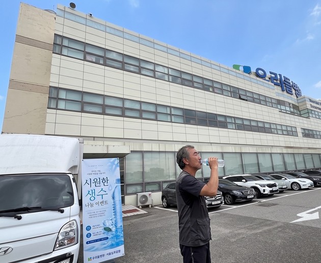 서울김포공항 우리들병원, 방문객·택배기사에 '시원한 나눔'