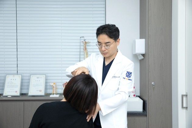 환절기 뻐근한 '어깨 담 걸림'… 돌처럼 딱딱하게 뭉쳤다면 '근막통증증후군' 의심