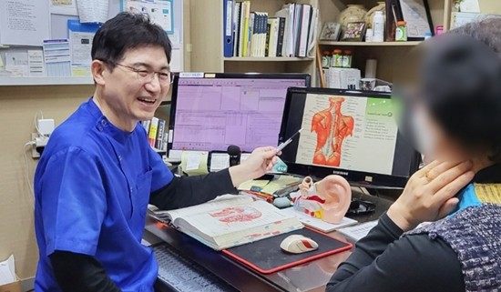 스마트폰 보면 뒷골 찌릿하고 눈 통증... 후두신경통 의심해야
